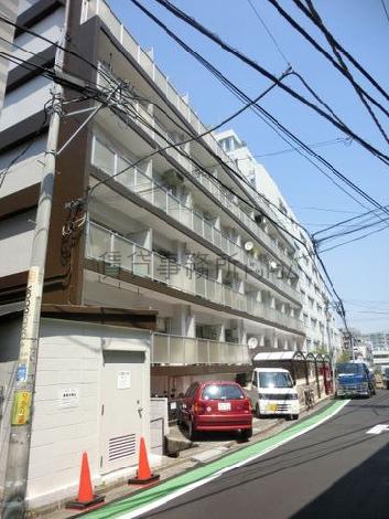 人通りの多い立地です