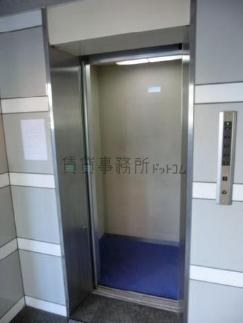 エレベーターの中です