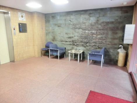 ソファとテーブルが設置してあります