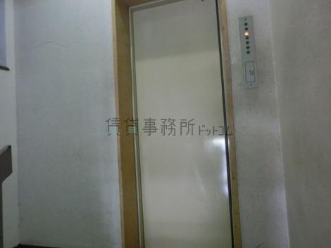 中二階にエレベーターがあります