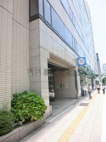 正面向って左脇に正面入口があります