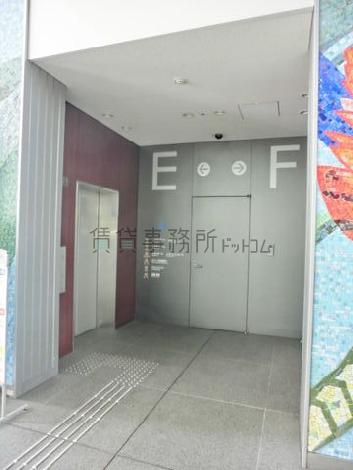 東側乗場前
