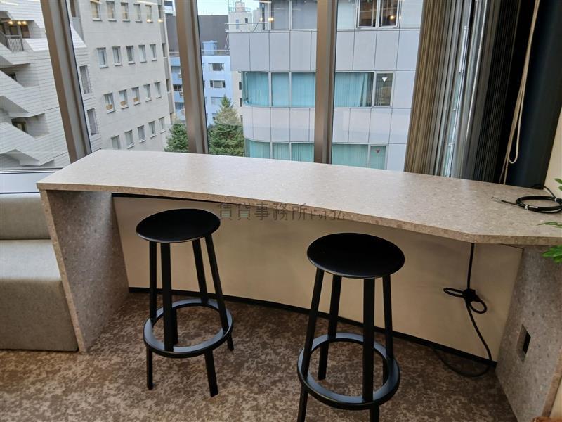 開放的なカフェスペース
