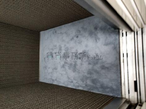 エレベーター内部
