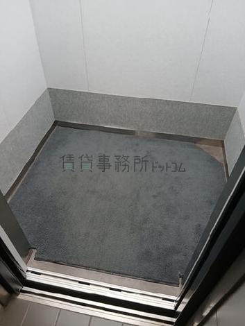 エレベーター内部