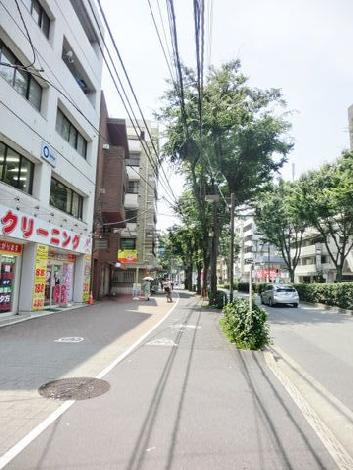 街路樹の立ち並ぶ通り