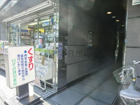 エントランスは奥に続いています