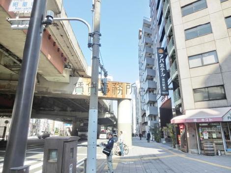 首都高沿いの通り
