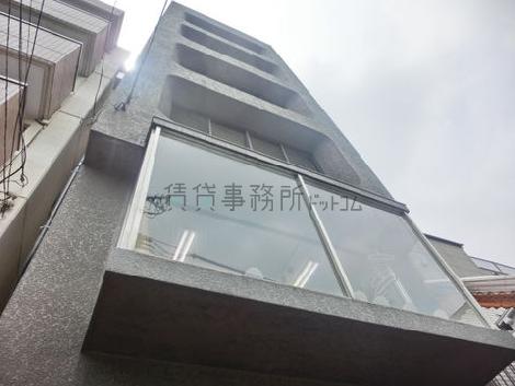 2階の窓だけ浮き出た造りです