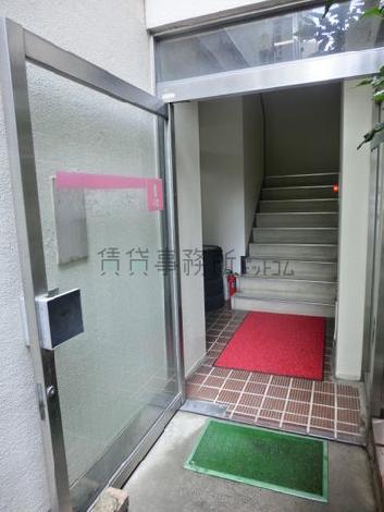 正面玄関をくぐるとまず階段があります