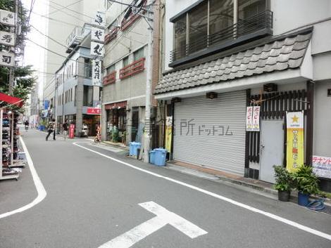 T字路の突き当りに位置するビルです