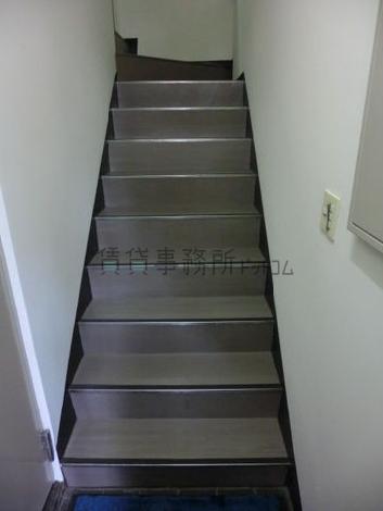 入るとすぐに階段が出迎えてくれます