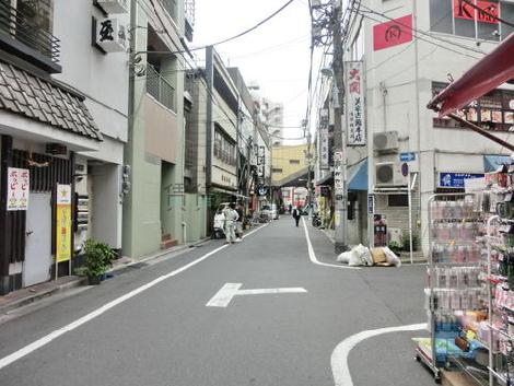 奥に線路が見えます