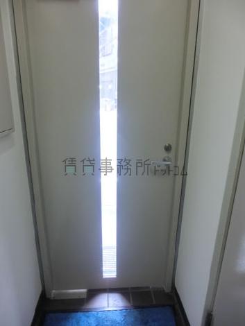 綺麗な白のドアーです