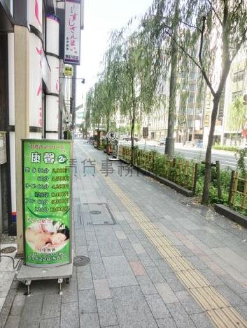 街路樹のある通り