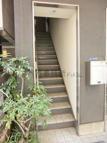 玄関口は階段となります