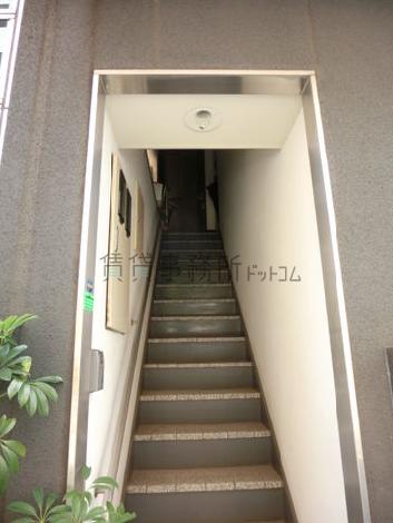 幅は少し狭めです