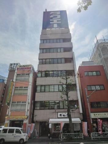 各階にバルコニーがあります