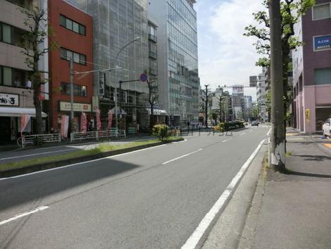 前面は環状1号線です