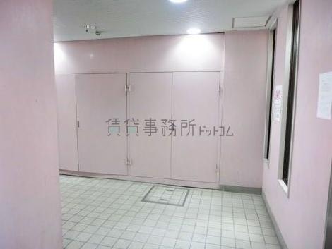 明るいパステルピンクの壁面