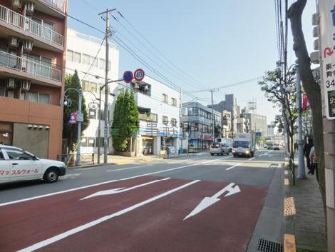 車通りの多い道路
