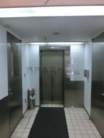 銀色のエレベーターです