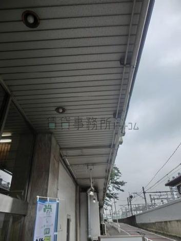 正面玄関天井部に照明設備