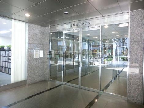 ガラス張りの自動ドア