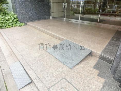 エントランス前にスロープがあります