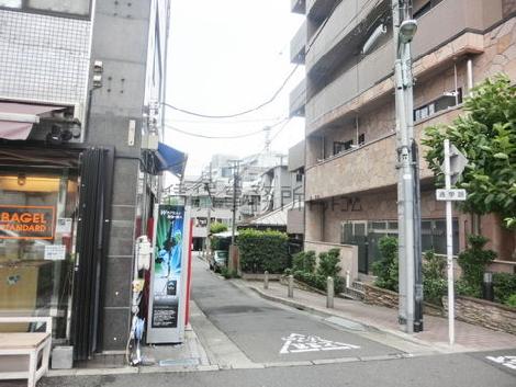 側面は路地にめんしています　