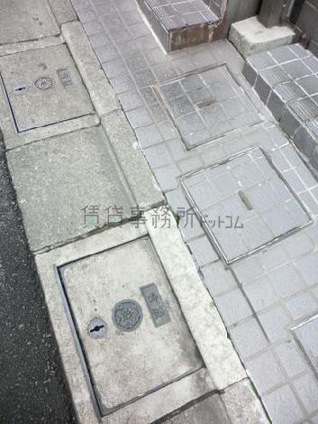 歩道との間に段差があります