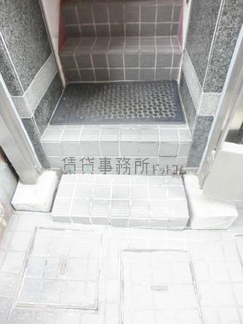 門を開けるとすぐに階段です