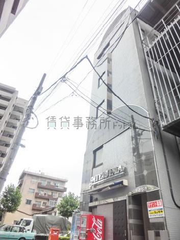 側面に入口があります