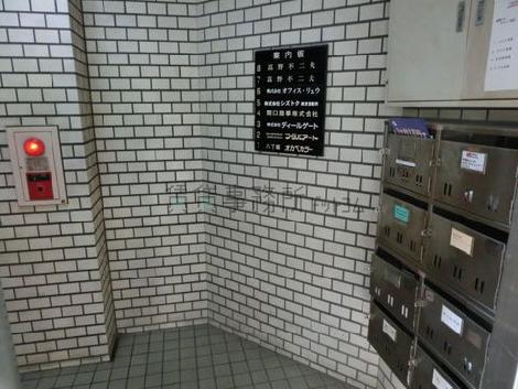 エントランス部分もレンガ調の造りです
