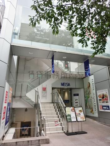 前後から出入りが可能です