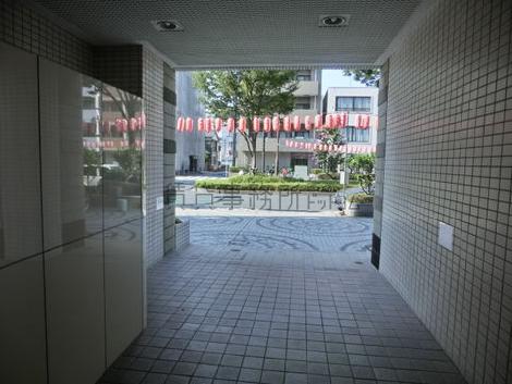 明るくて開放的なエントランスです
