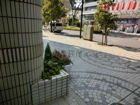 ビルの前は広い歩道があります