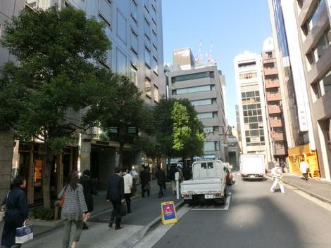 街路樹が並ぶ歩道