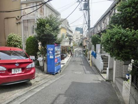 静かな住宅街にございます