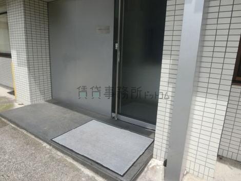 事務所入り口はシックな雰囲気