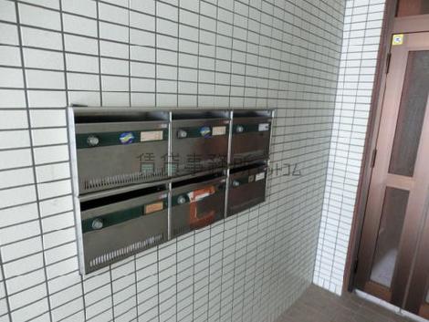 郵便ポストは玄関前にあります