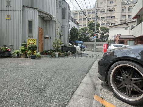 玄関正面は車の出入りもしやすいようになっております