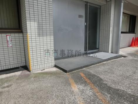 駐車場も目の前で車からの荷物も楽々下ろせます。