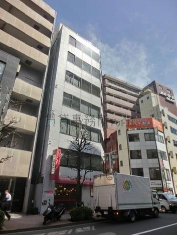 南向きのオフィスビルです