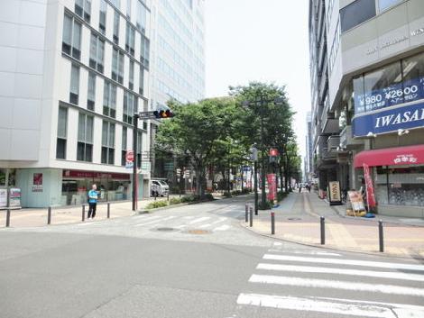 「新横浜二丁目中央」交差点の角地
