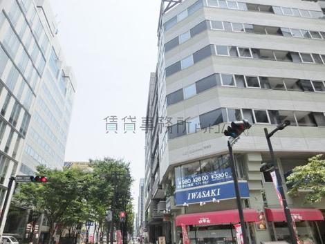 周辺のビルに引けを取らない高さ