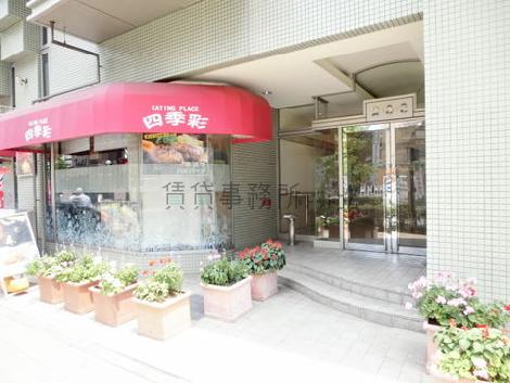 交差点から歩いてすぐの場所に入口があります