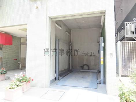 小さめの機械式駐車場があります