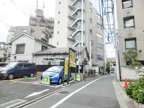 隣接する側道奥からのアングル