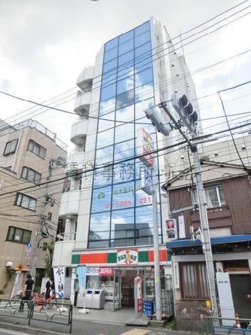 周囲の景色を綺麗に反射します